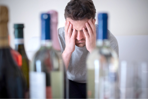 Мужчина с алкогольной зависимостью